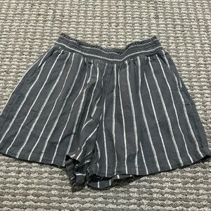 Woman’s Universal Threads shorts sz small